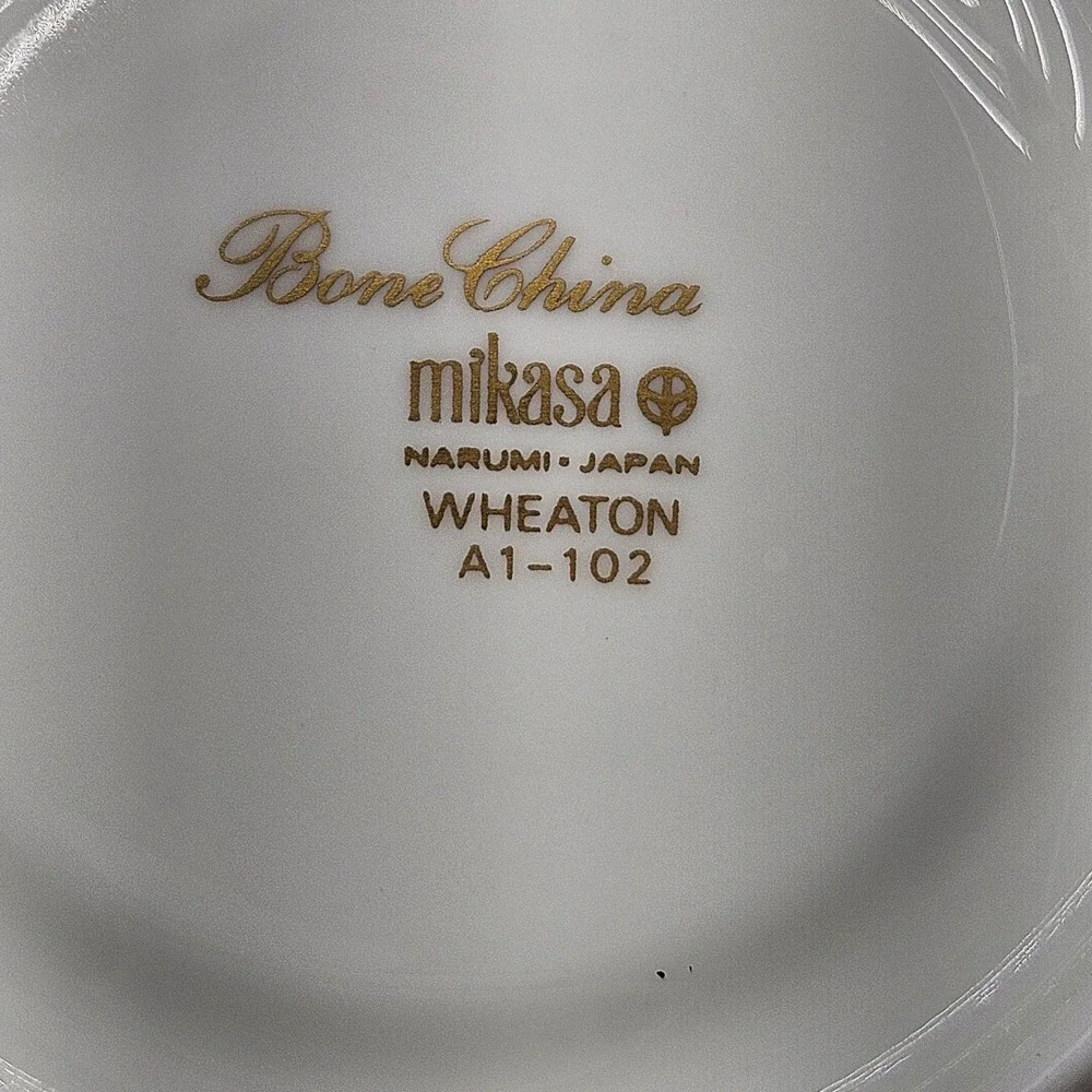 Mikasa Wheaton‎ Bone China Cup and Saucer Set of 4 White Gold Trim A1-102 Japan